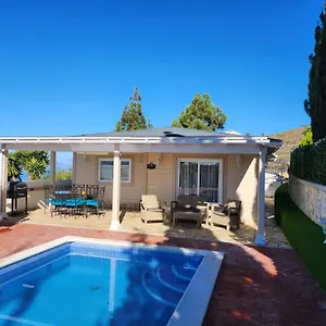 Villa Karla Con Piscina: Tranquilidad Y Naturaleza